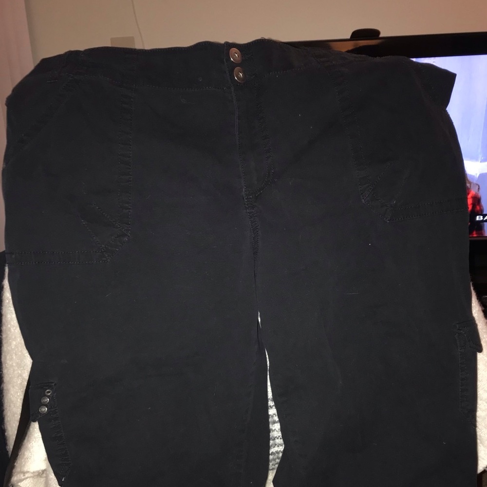Black Capri pants